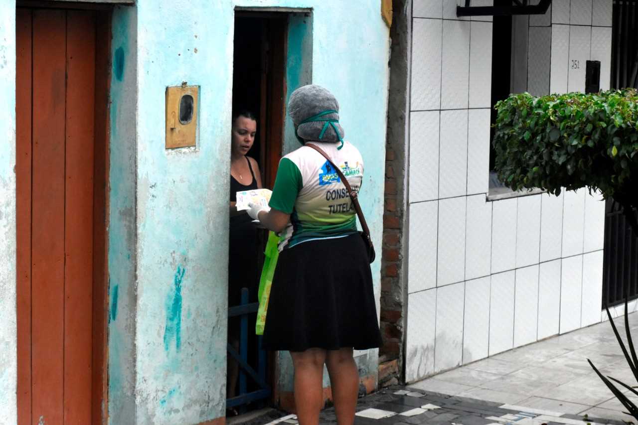 Camacã: Prefeitura distribui pão, leite e máscaras para famílias em São João do Panelinha